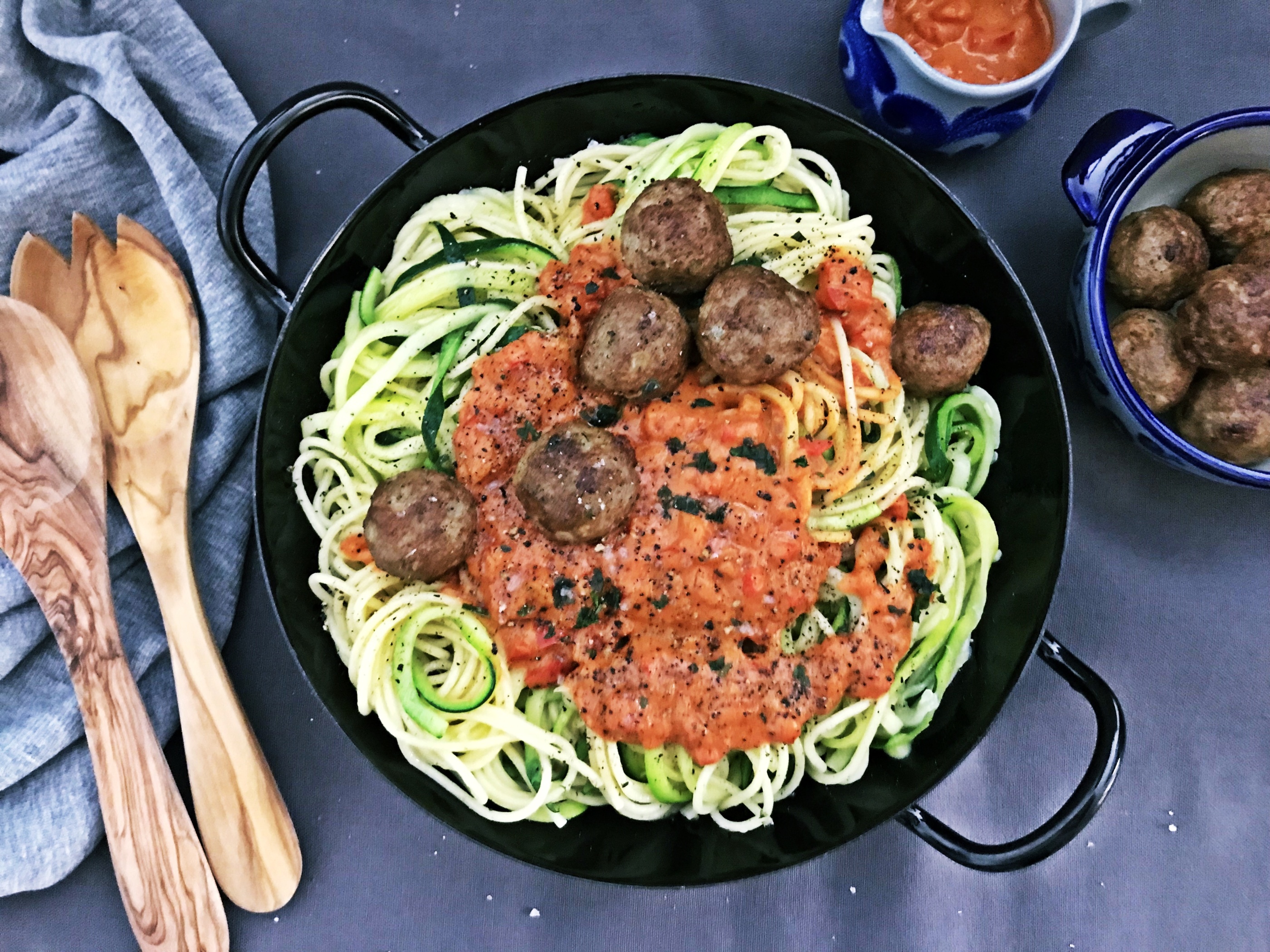 Spaghetti mit Paprikasauce &amp; Fleischbällchen – f wie fabelhaft